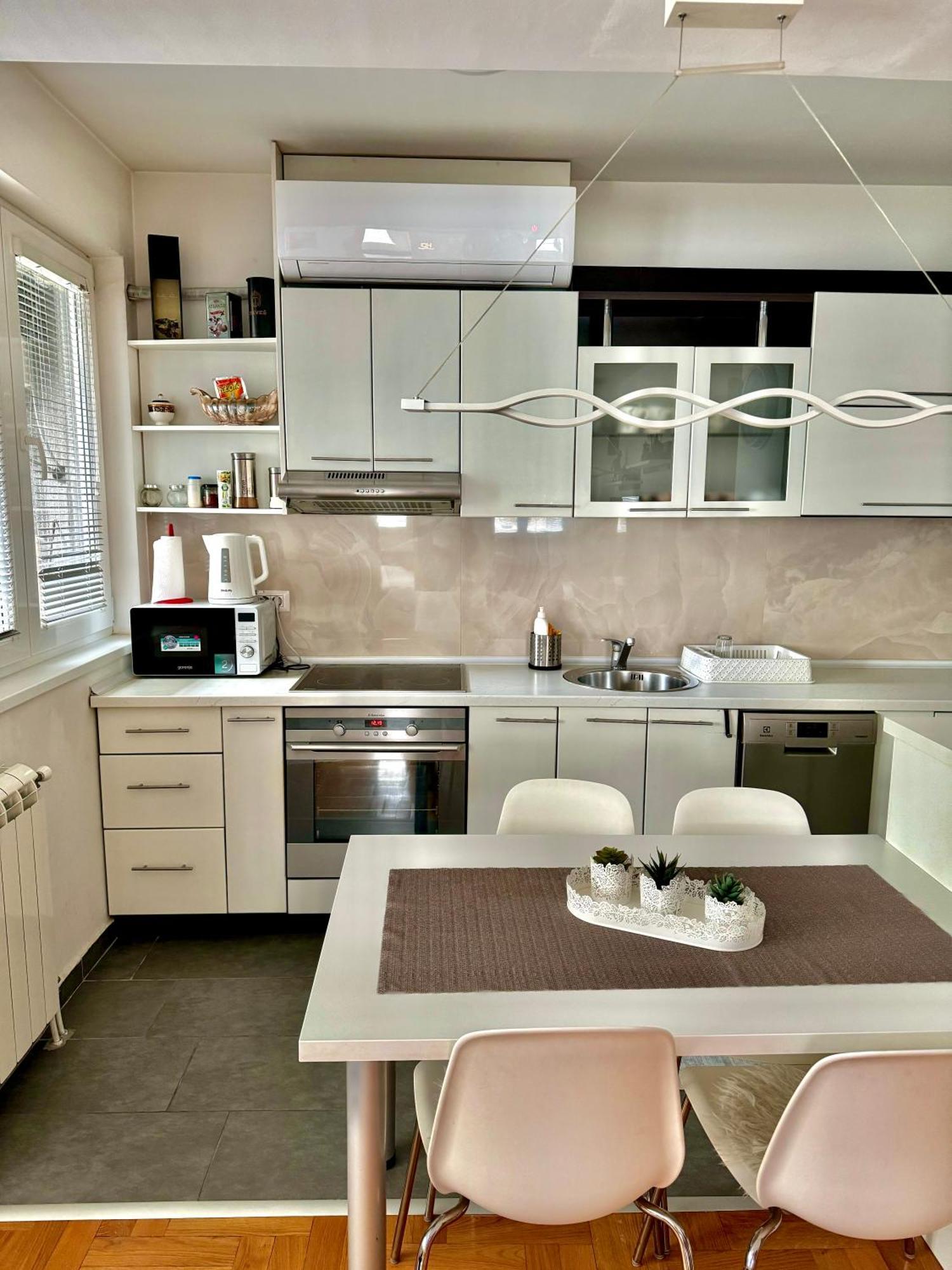 דירות סקופיה Modern & Cozy מראה חיצוני תמונה